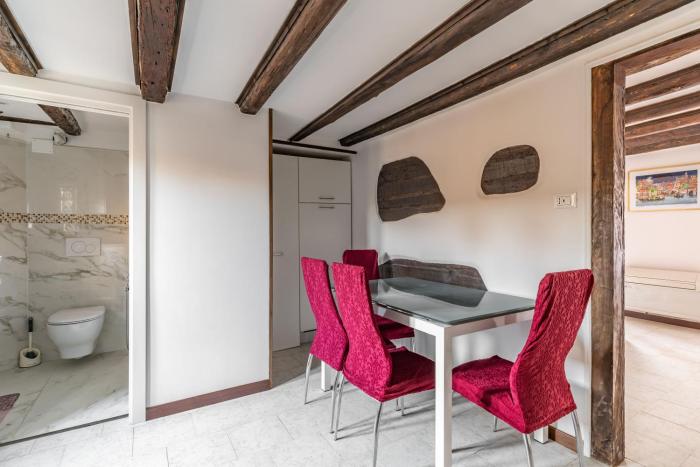 The Venice Red Door Apartment