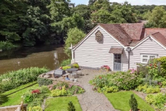 The Studio, spacious riverside property in Ludlow with private parking