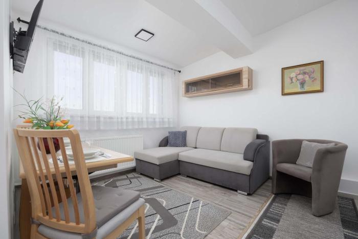 Modern Apartment in Warsaw with City View and Fan by Noclegi Renters