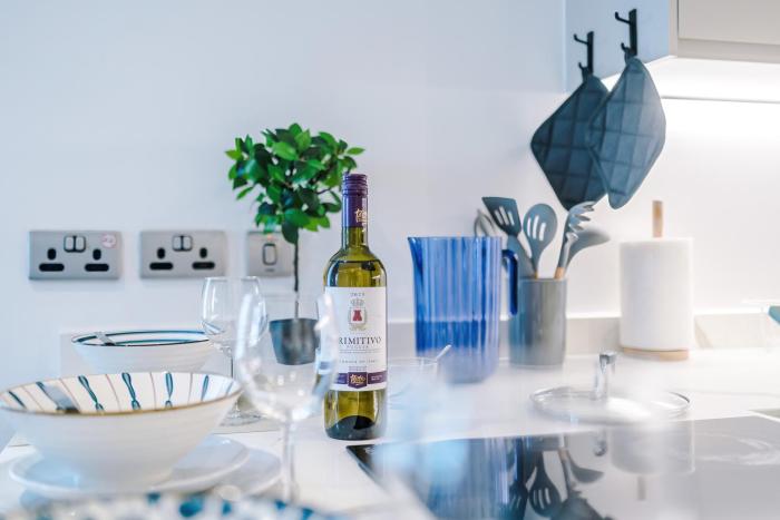 Duplex Apartment in Salford, 2BR&2BA, Full Kitchen