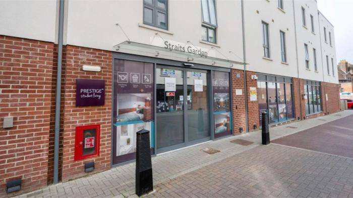 Students Only Straits Egham - 40 mins to Waterloo - Direct Bus to Heathrow