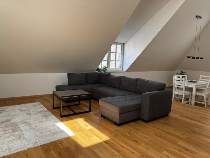 Stunning Central 4BR Penthouse - AC, Netflix & Stift View