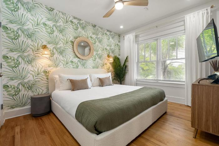 Casita Tropical l Walk to DT l Mins to Beach