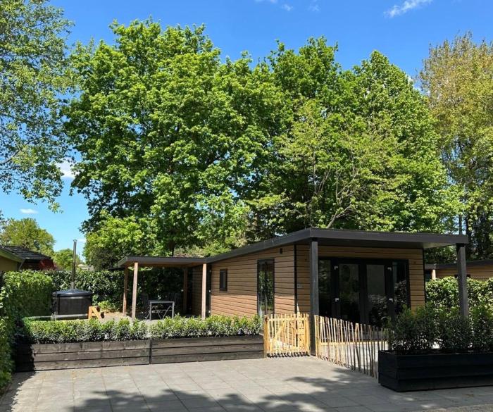 Schitterend 6 persoons chalet met HOTTUB aan de bossen van Putten