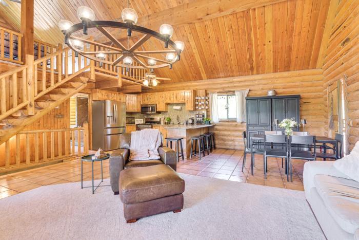 Ski, Hike and More Homey Huntsville Retreat!