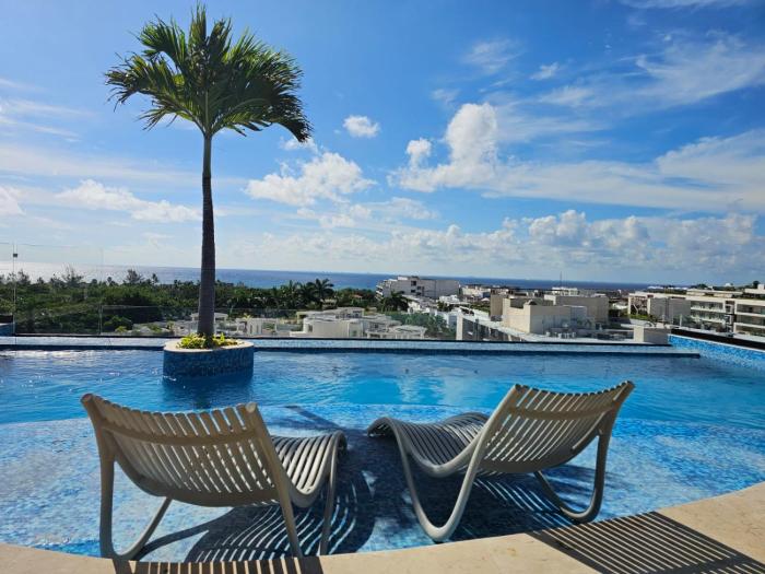 Liltown studio steps from 5th Ave