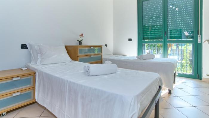 App 7 Modern apartment with private garden