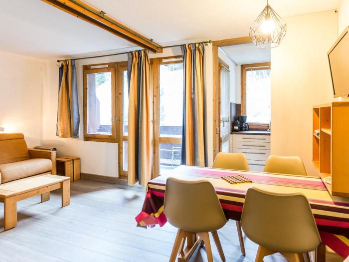 Studio rénové 3 étoiles, 45 pers, proche pistes, balcon, parking - FR-1-329-19