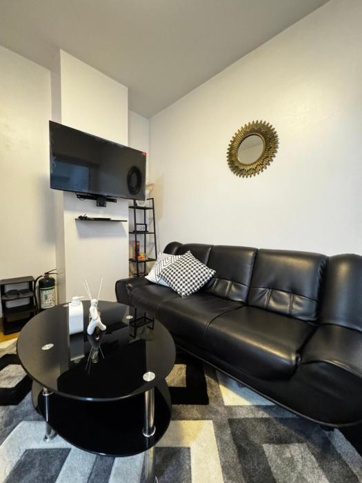 Metro Nook Cozy 2BR Unit with Balcony Facing Rockwell - Acqua Private Residences