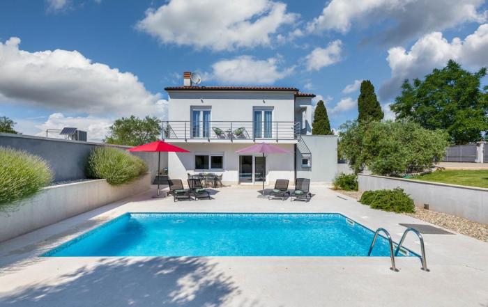 Vila Taste with pool next to the sea