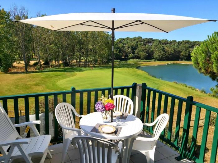 Manoir, appartement avec terrasse, proche mer, vue golf et lac, 5 pers, accès gratuit piscines