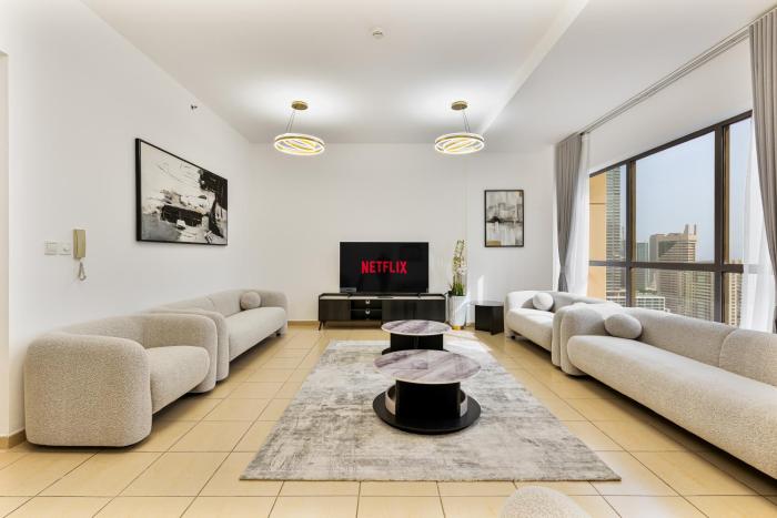 Chic 2-bed Oasis with Marina Views Walk to Beach!