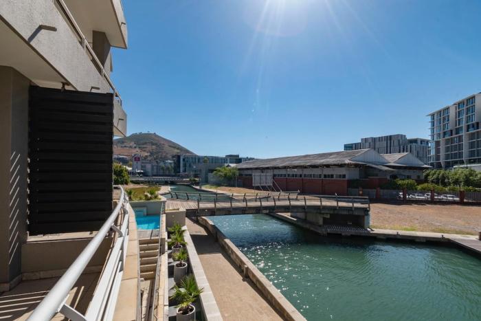 Canal-side Serenity: Stylish Apartment Retreat