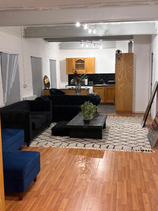 3 Bed Luxury Contractors Apartment, Free Parking, City Centre, Fast WiFi by Opulent Stays