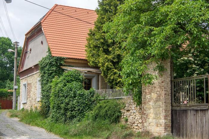 Very old house Ptice