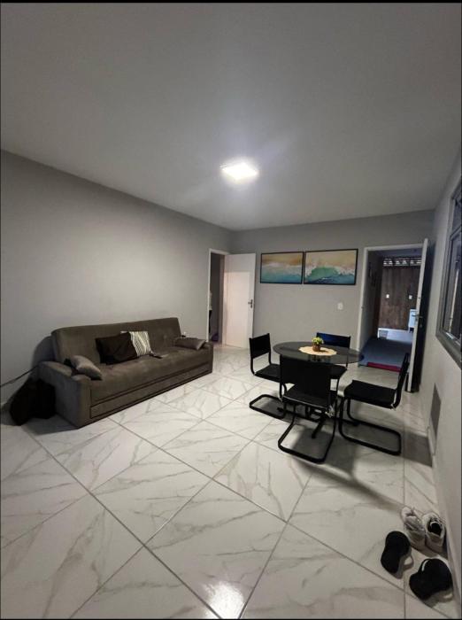 Apartamento amplo na Praia do Morro, com área gourmet, Wi-Fi e garagem, 250 metros da praia