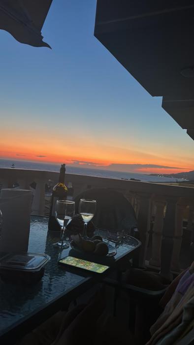 Sunset View Maisonette, Kanali