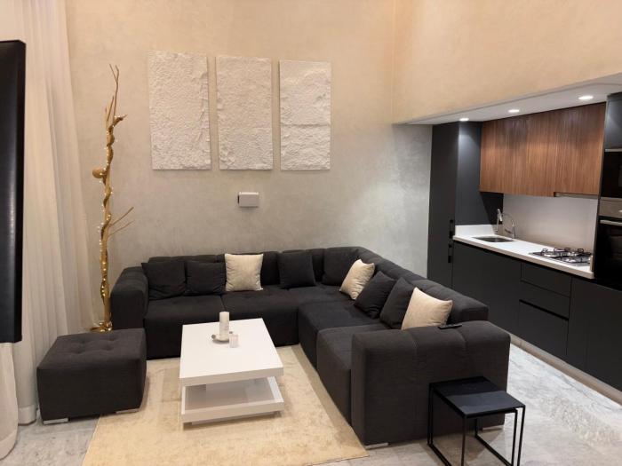 Magnifique loft haut de gamme avec grande terrasse zen et fontaine murale situé en plein centre-ville de Marrakech dans le cœur du quartier Gueliz à proximité des rues commerçantes et animées du Carré Eden et du Plaza Dépôt de garantie oblig