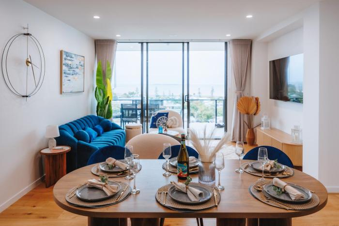 3-Bedroom Apartment with Sea View, Rooftop Pool, Study & Free Parking