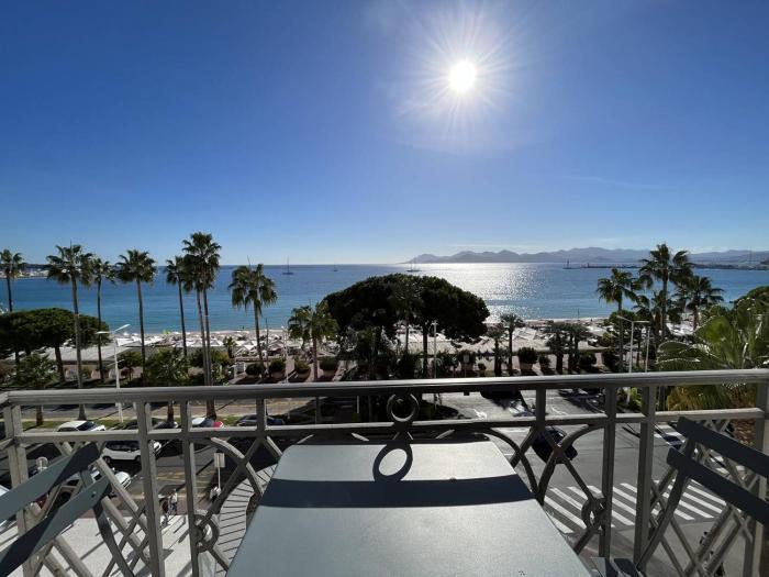 Cannes La Croisette - Studio face mer avec chambre cabine et balcon