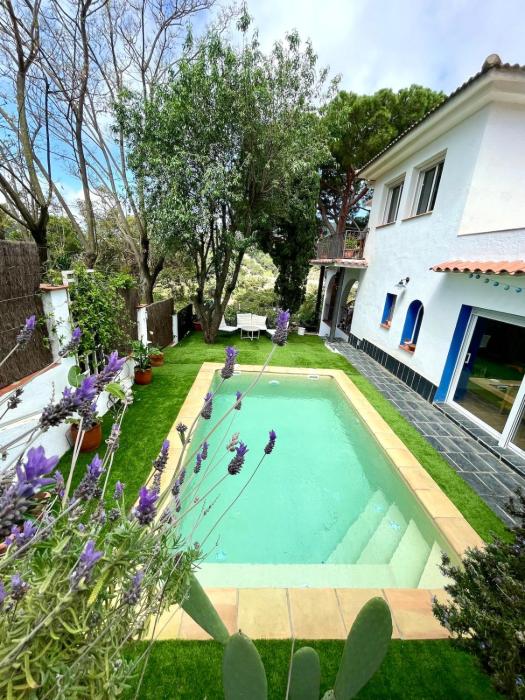 Casa familiar con piscina cerca del mar y montaña