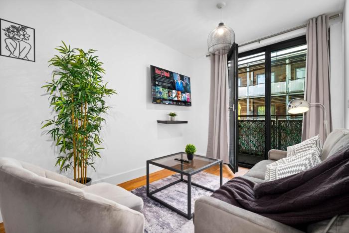 Chinatown Arcadian Apartment - Balcony Views & Private Parking - City Centre 16A