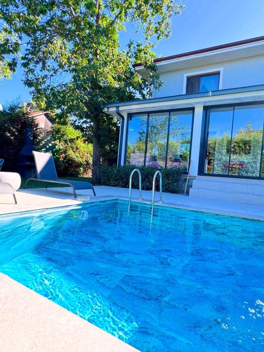 Cadde Sapanca Sıcak Havuzlu Geniş Bahçeli