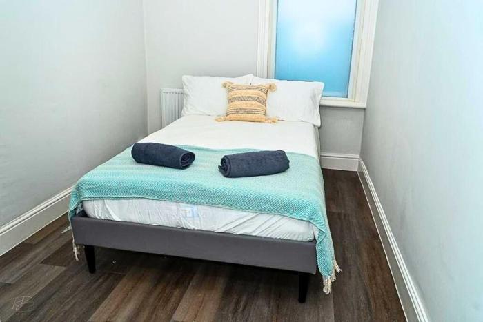 Blackpool Seaside Apartment for 6, Seafront Location, Free Parking, WiFi & Beach View