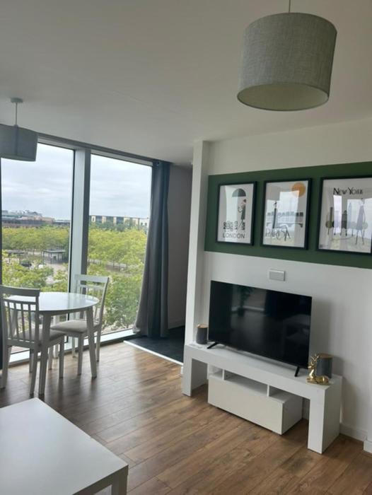 Modern 1-Bedroom Apartment in The Hub, Milton Keynes - FREE PARKING