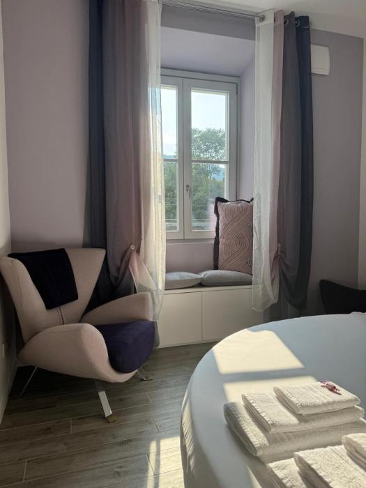 Lakeside bliss with free parking