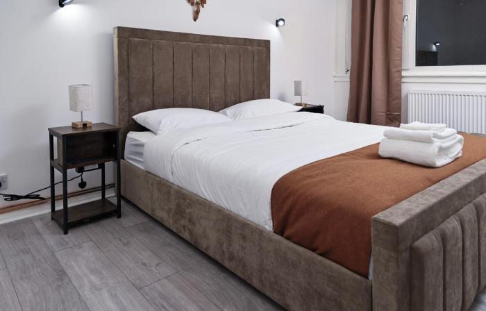 Kingston Duplex Sleeps 8 Balcony Parking & Wi-Fi