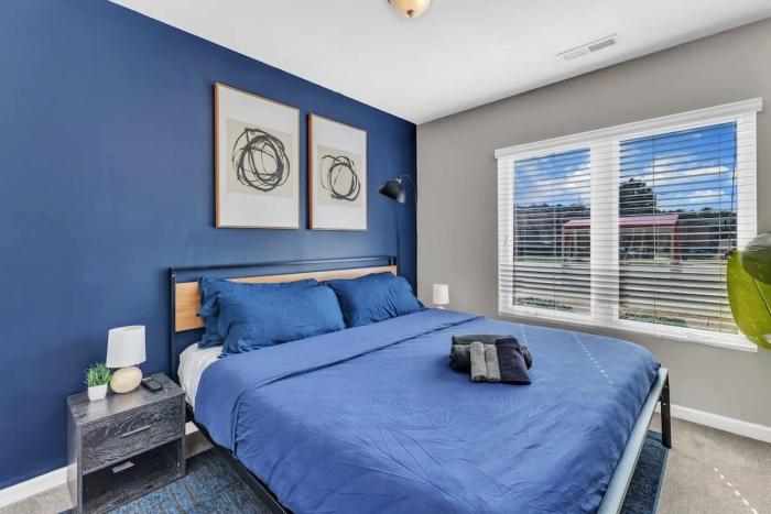 Luxe King 3BR Townhouse Mins to Downtown