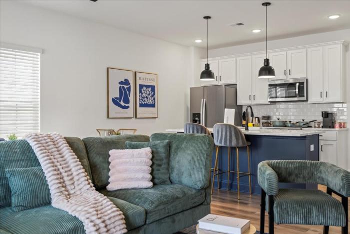 3BR Townhouse King Bed Backyard Airport