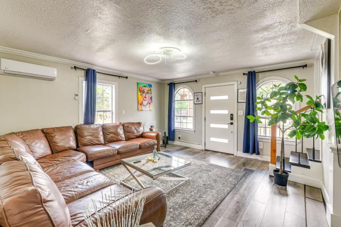 Walk to Shops and Dining Modern Houston Apt!