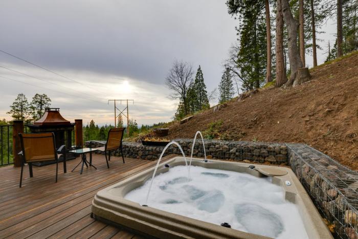 Hot Tub + Scenic Views: Luxury Twain Harte Cabin!