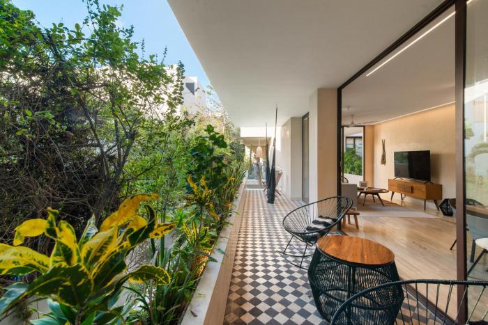 204 Hidden Gem apartment in the heart of Tulum w huge private terrace and pool for 6 Pax