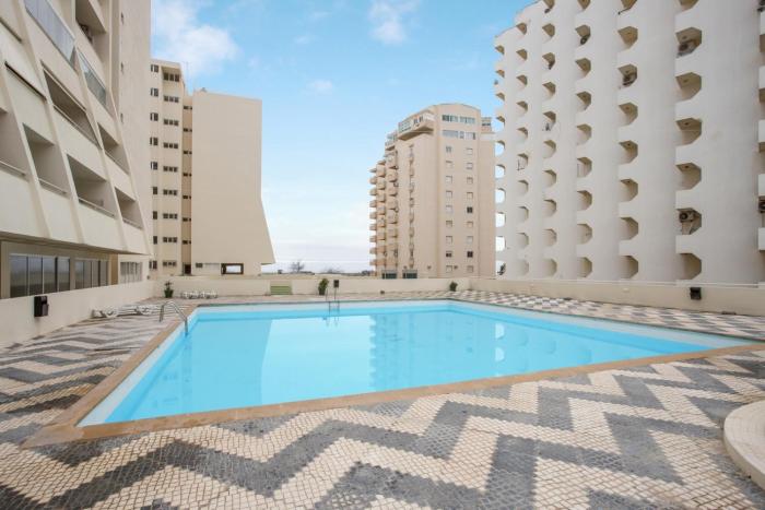 Apartamento a 50 metros da Praia com Piscina e Estacionamento