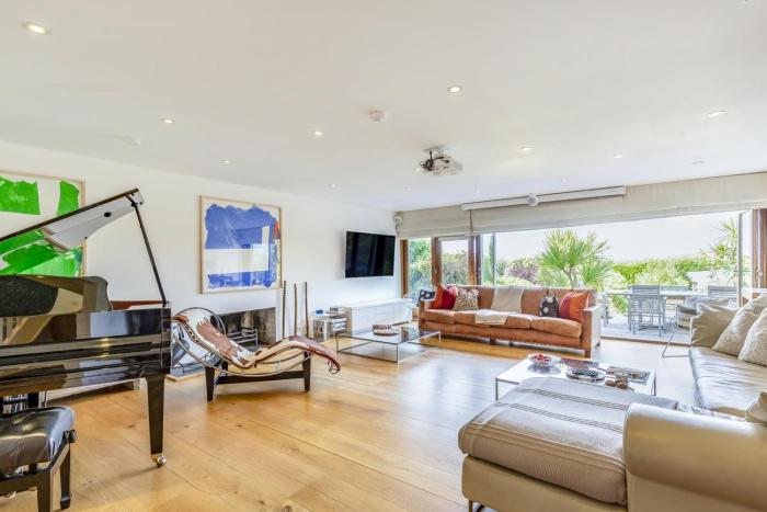 4 Bed in Mawgan Porth oc-h29763