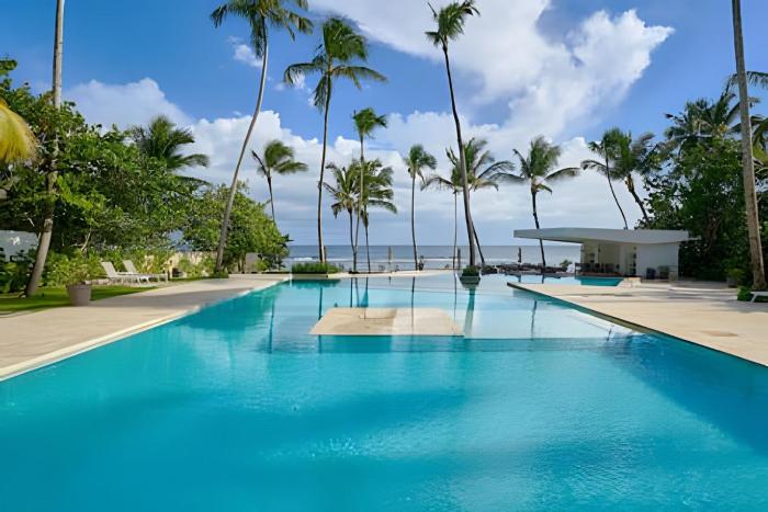 Caribbean Beachfront Apartment. W Scenic view