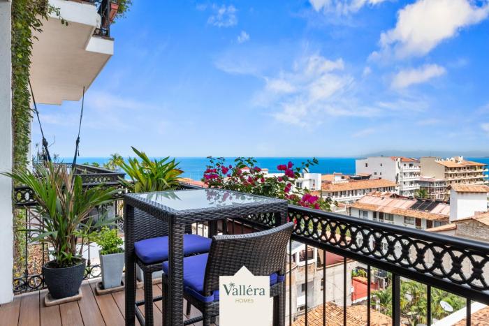 Pier 57, Style, Comfort & Rooftop Views