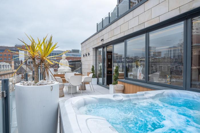 SAINT PAUL - Unrivalled 3BR Penthouse Apartment with Hot Tub Leeds