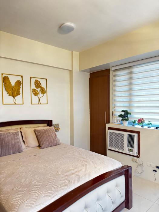 Chic Unit with Balcony - Free wifi & netflix across Naia Terminal 3 Airport