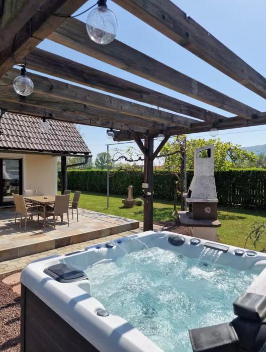 Villa Vili - Jacuzzi, BBQ & EV Outlet