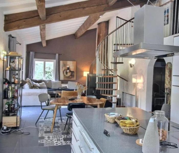 Quiet house with pool