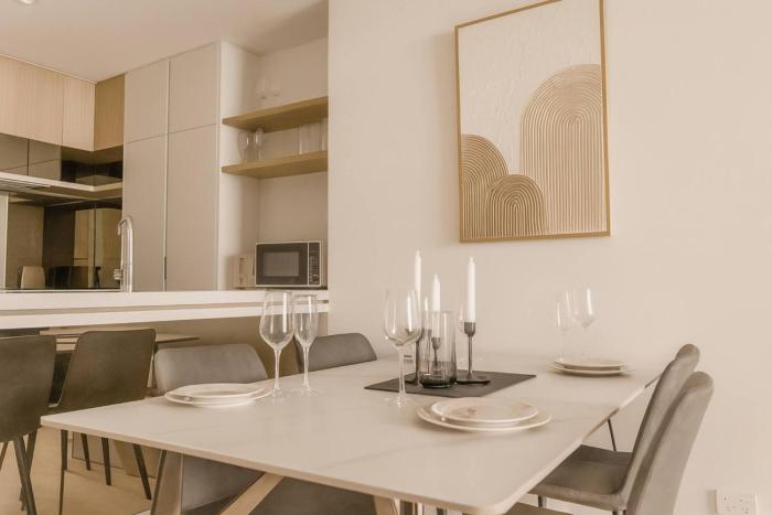 The Marquee Suite - Your Private Cinema Above BNE, Queens Wharf Residence Level 27 Sky Deck & River View