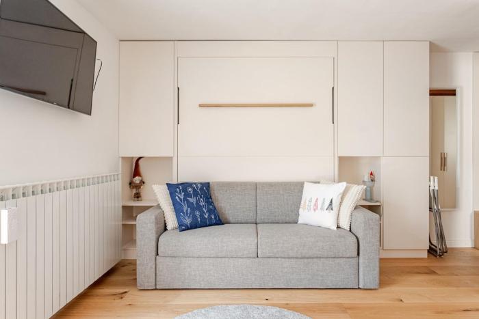 Ski Piste & Terrace Studio - Central with Parking