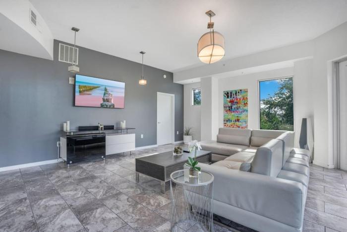 Large Corner 3 Bdrm Oasis Lake Eola