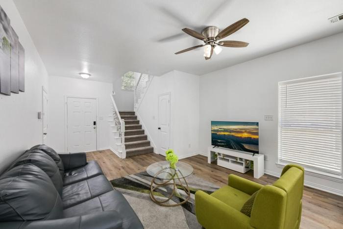 Tasteful 3BR I Free Parking I Workspace