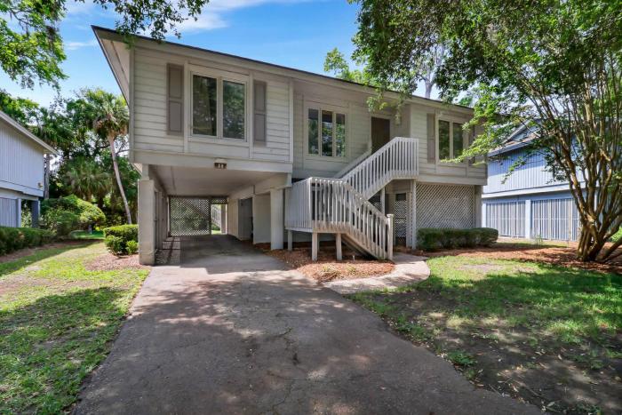 Lagoon-View Retreat Porch & Pool - Walk to Beach
