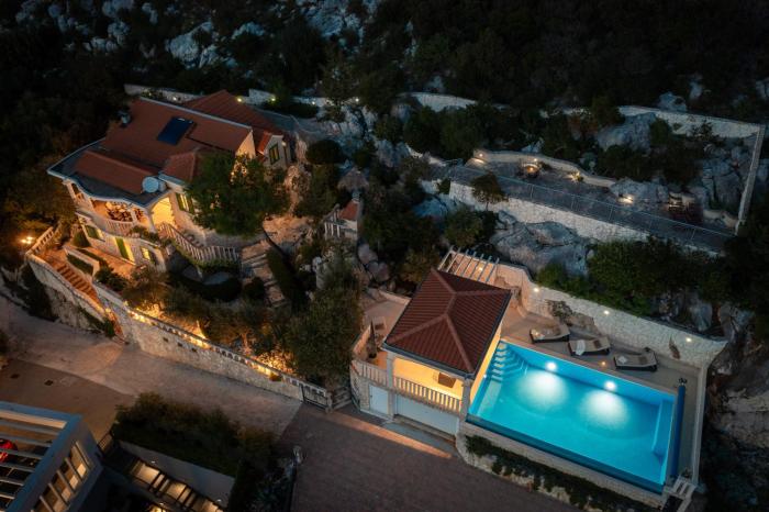 Seaside luxury villa with a swimming pool Cove Ljubljeva, Trogir - 19259